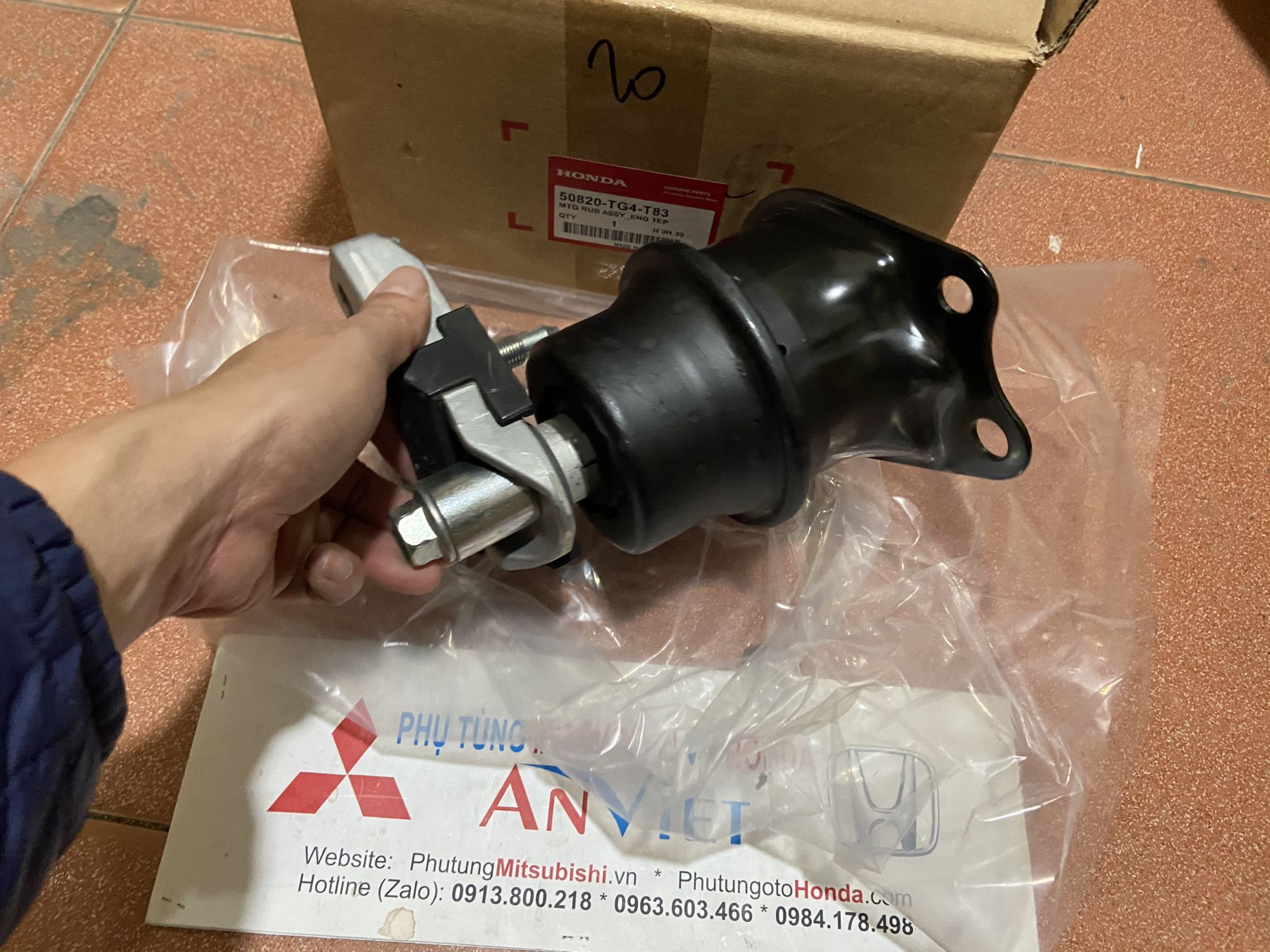 Chân máy bên phụ xe Honda BRIO